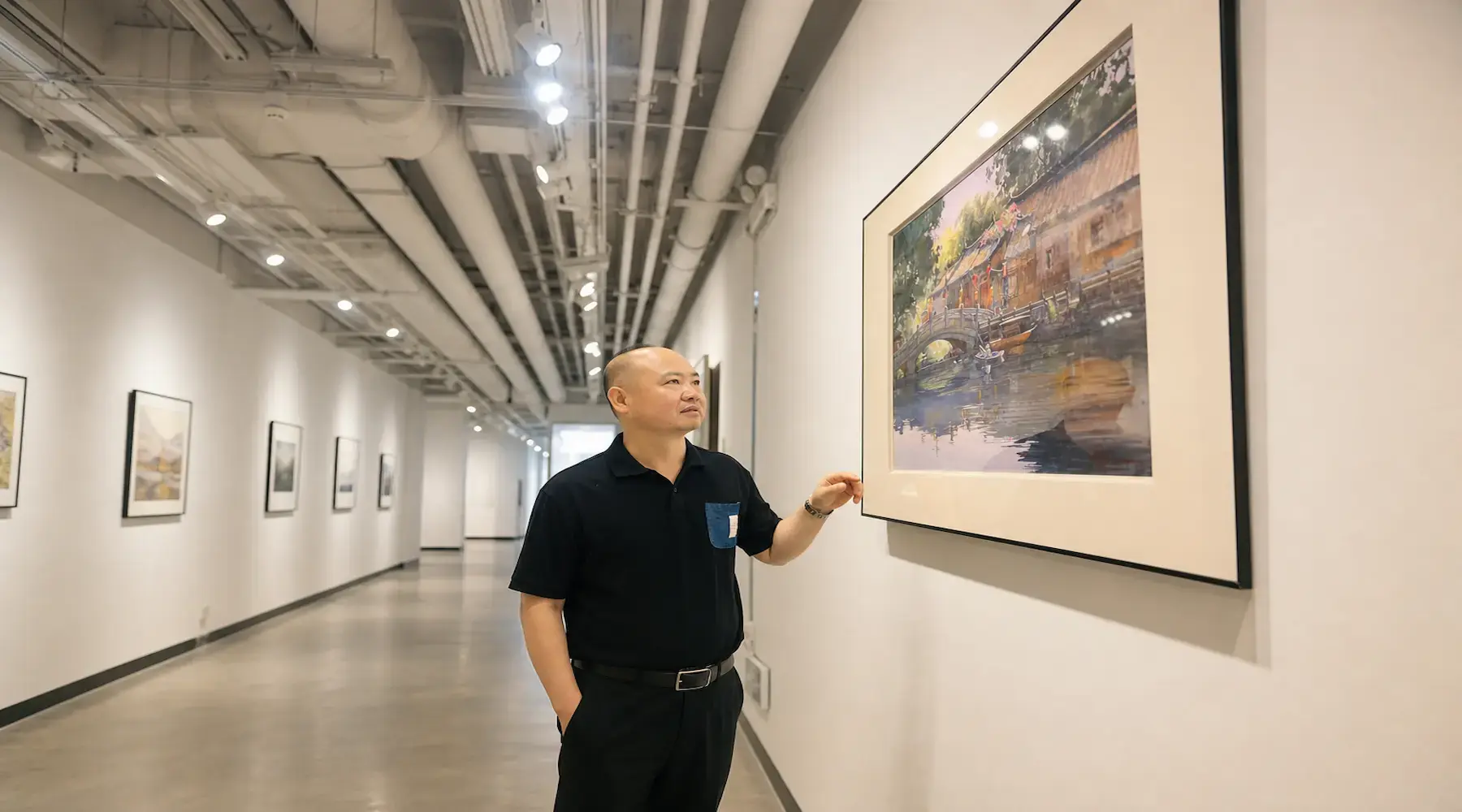 茗智创始人在展厅参观画作