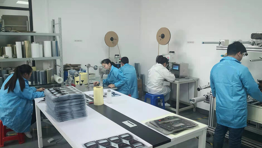 薄膜开关贴合与端子装配工位